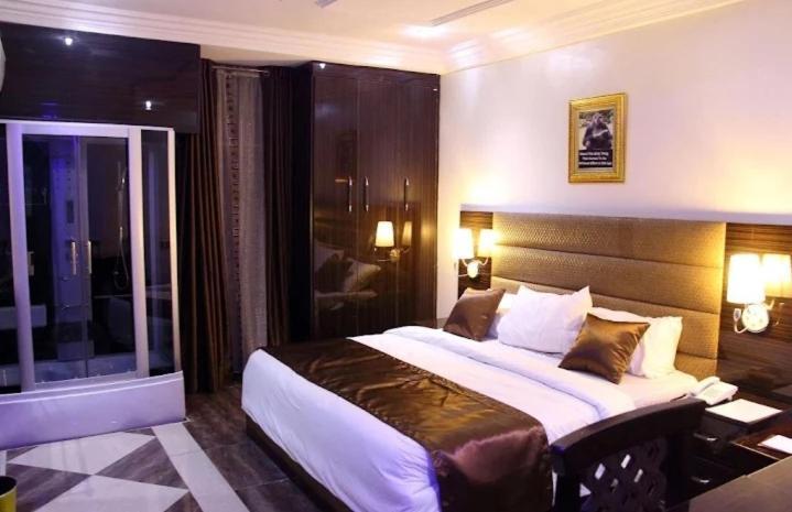 E-Suites Hotel, Abudża Zewnętrze zdjęcie